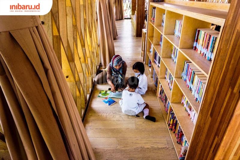 Nur Azizah sedang membacakan dongeng buat anaknya. (Inibaru.id/ Audrian F)<br>