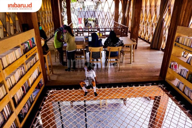 Tanpoa penenrangan dan AC, Microlibrary sudah terang dan adem. (Inibaru.id/ Audrian F)<br>