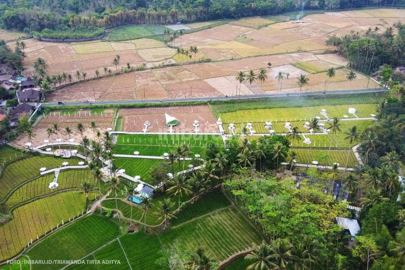 Lokawisata Svargabumi diapit lanskap area persawahan yang indah.<br>