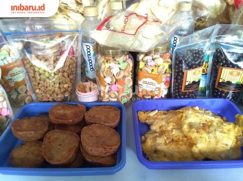 Aneka makanan dan oleh-oleh enak. (Inibaru.id/ Isma Swastiningrum)