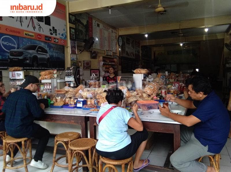 Warung ramai menjelang waktu sarapan dan makan siang. (Inibaru.id/ Isma Swastiningrum)
