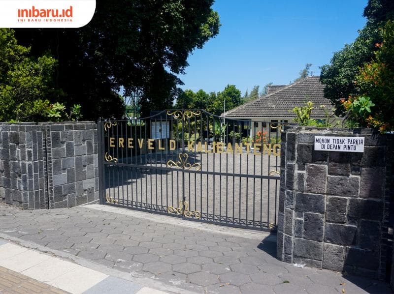 Gerbang Ereveld Kalibanteng yang berada di Jalan Siliwangi, Kalibanteng, Kota Semarang. (Inibaru.id/ Audrian F)<br>
