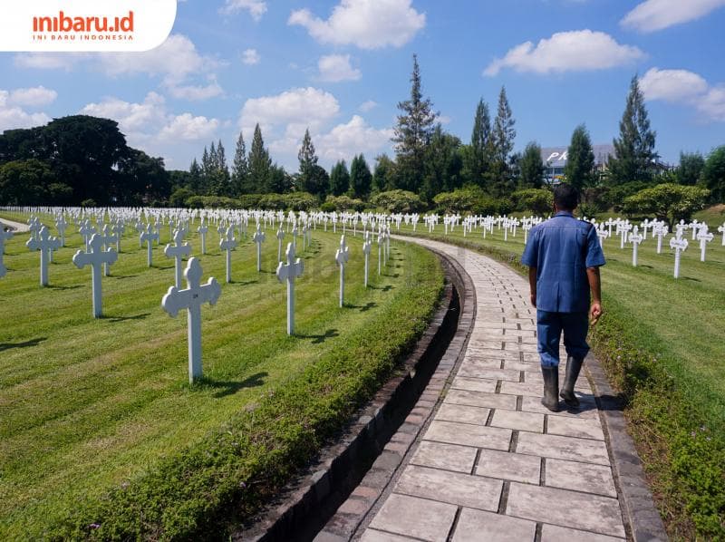 Jalan setapak yang membelah makam-makam di Ereveld Kalibanteng. (Inibaru.id/ Audrian F)<br>