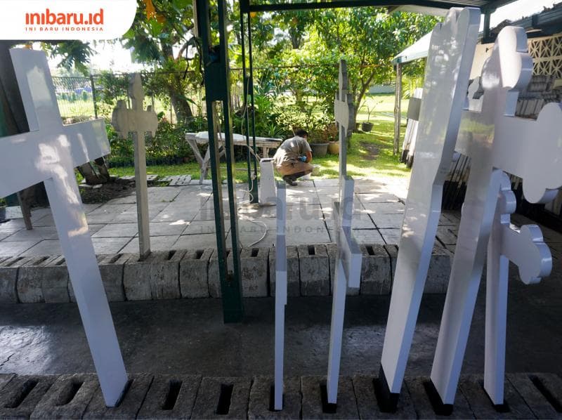 Seorang pekerja Ereveld Kalibanteng sedang membuat batu nisan yang baru. (Inibaru.id/ Audrian F)<br>