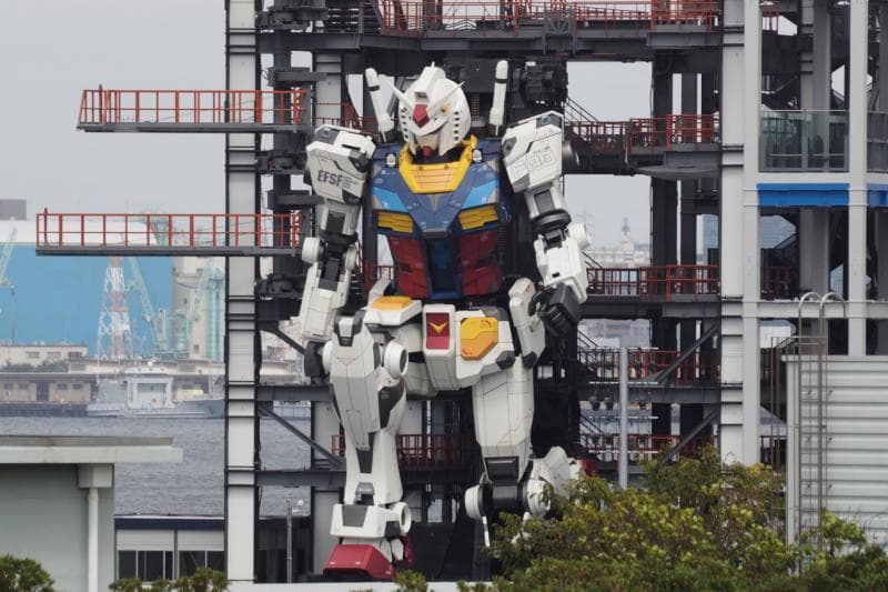 Robot Gundam saat mencoba untuk berlutut. (Twitter/Yoshi115)