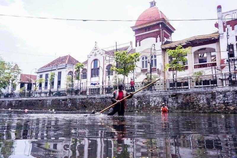 Sumino (70) di tengah Sungai Berok dan gedung-gedung tua Kota Lama. <br>