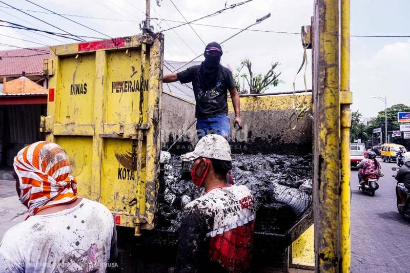 Mengangkut sendimen lumpur.<br>
