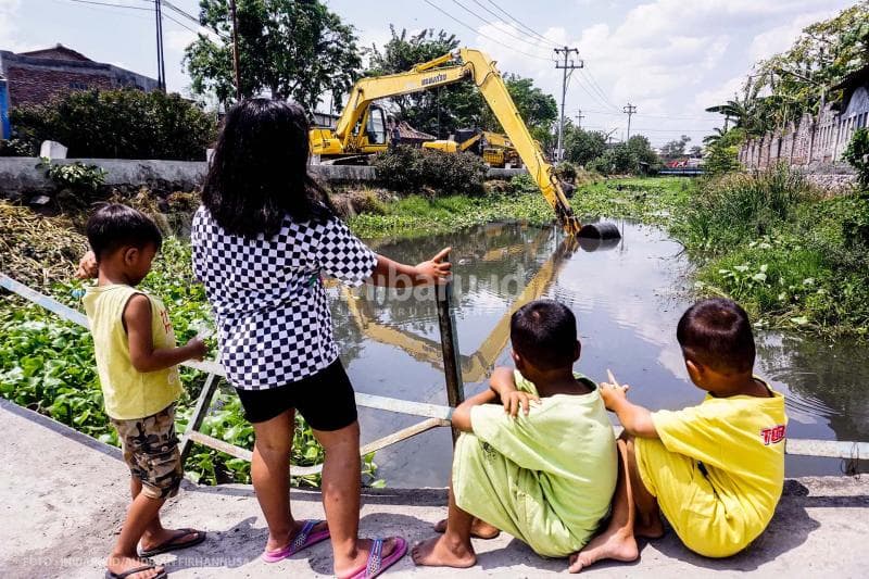Melihat para pembersih selokan bekerja. <br>