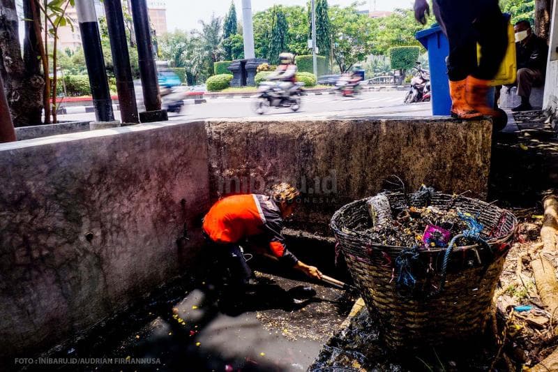 Yudi dan sampah-sampah selokan yang sudah dia anggap teman.<br>