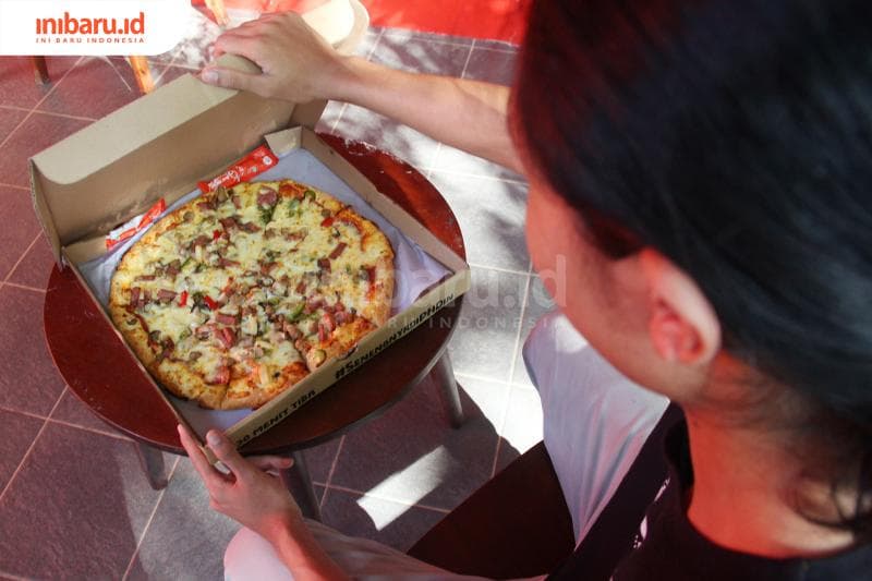 Semakin banyak penjaja pizza dari gerai bermerek di pinggir jalan. (Inibaru.id/Triawanda Tirta Aditya)<br>