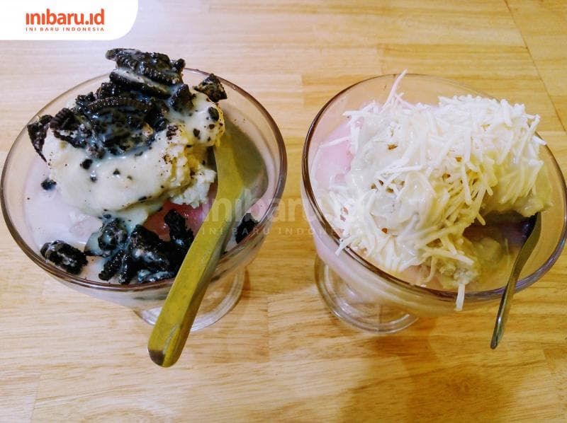 Sop Duren Babeh Oreo dan Sop Duren Babeh Cheese yang menggugah selera. (Inibaru.id / Dwi Nastiti M)