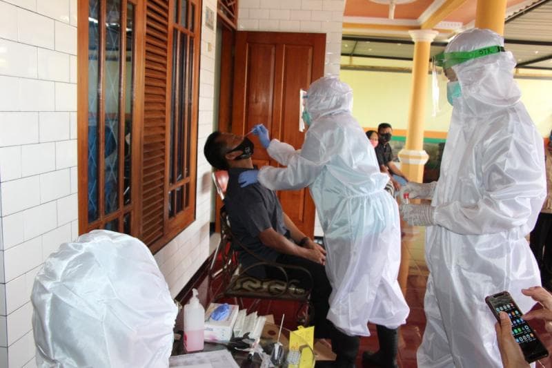 Wasmad melakukan tes swab. (Wartabahari)