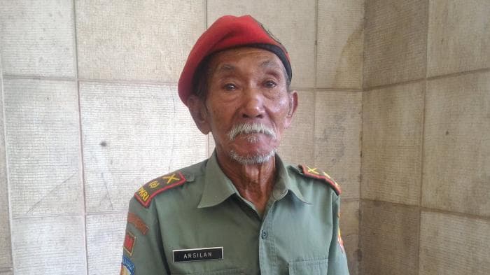 Kini bekerja sebagai pemulung. (Tribunnews)