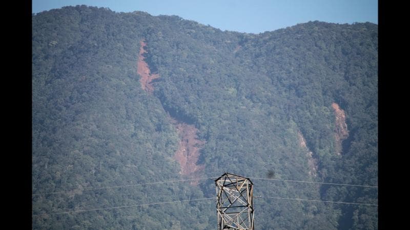 Salah satu foto yang menunjukkan Gunung Salak Terbelah. (Correcto.id)<br>