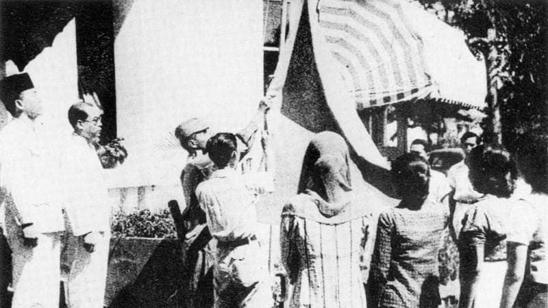 Pengibaran bendera merah-putih. (Wikipedia)