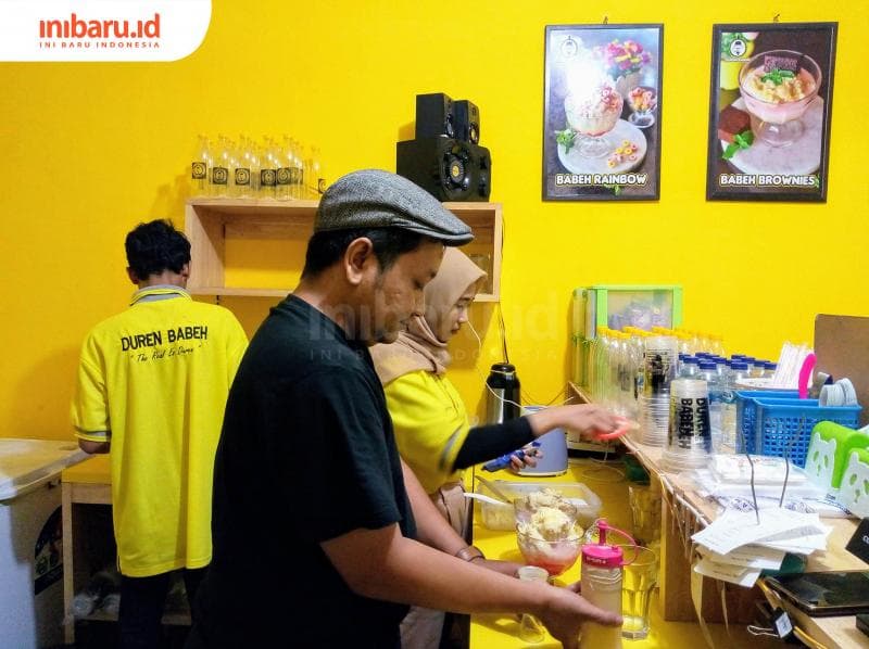 Co-Founder Duren Babeh cabang Semarang Bayu Andi Kusuma (kaos hitam) bersama dua karyawan tengah menyiapkan sajian pesanan pelanggannya. (Inibaru.id/ Dwi Nastiti M)