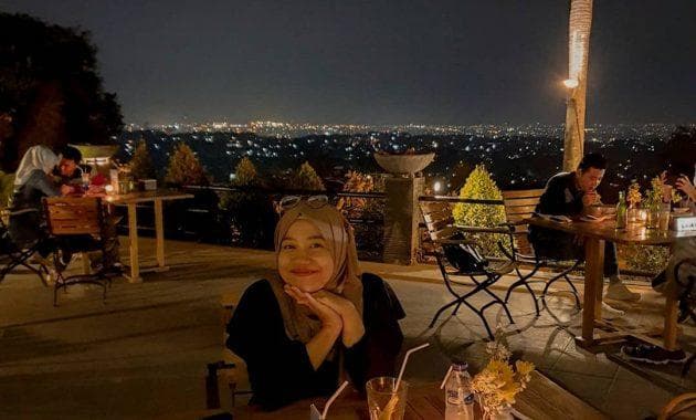 Suasana The Hills Dining Restaurant saat malam hari. (Instagram/Suhendramayasofia)