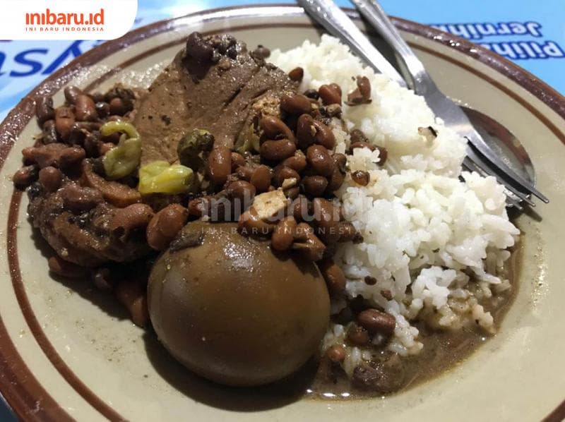 Sepiring brongkos Handayani bakal memberimu kekuatan menyelesaikan itinerary Yogyakarta sehari. (Inibaru.id/ Inadha Rahma Nidya)