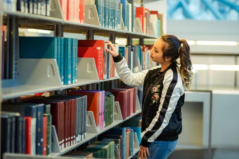 Nggak semua orang suka diberi hadiah buku. (Flickr)