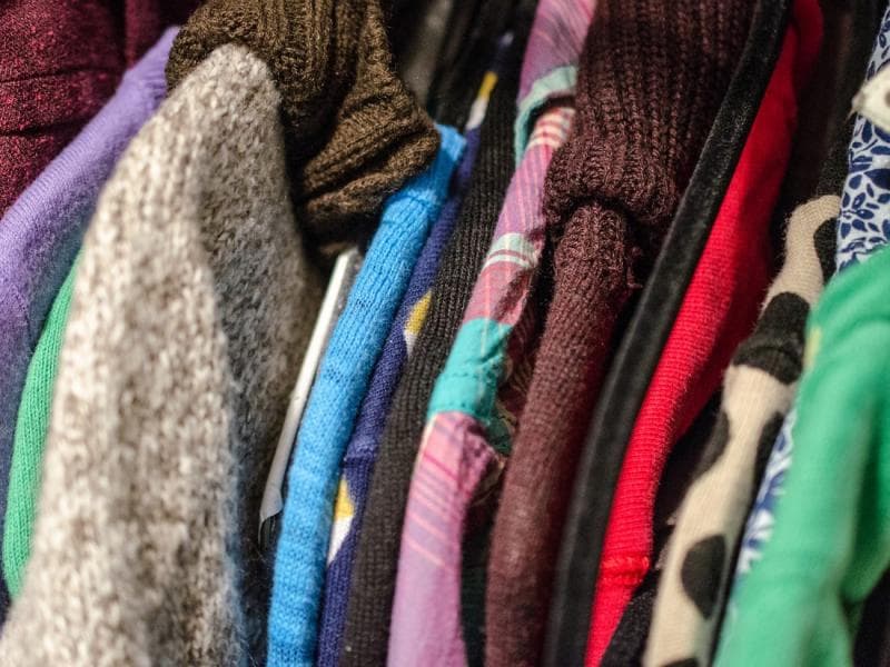 Warna baju yang bisa luntur dan pudar dianggap menjadi simbol hilangnya rasa cinta. (Flickr)