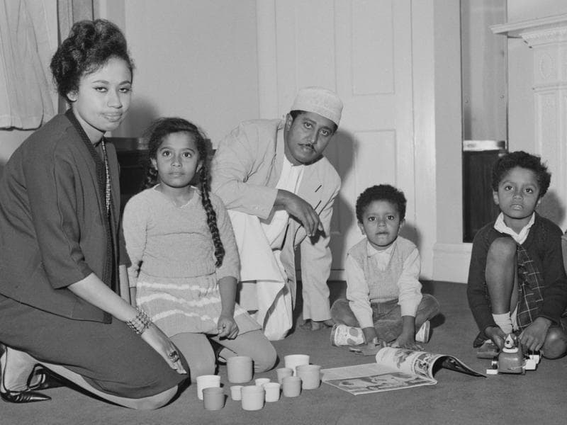 Jamshid, sultan terakhir Zanzibar bersama keluarganya saat kali pertama mulai menjadi orang biasa di Portsmouth. (Robertson/Express/Hulton Archive/Getty Images)