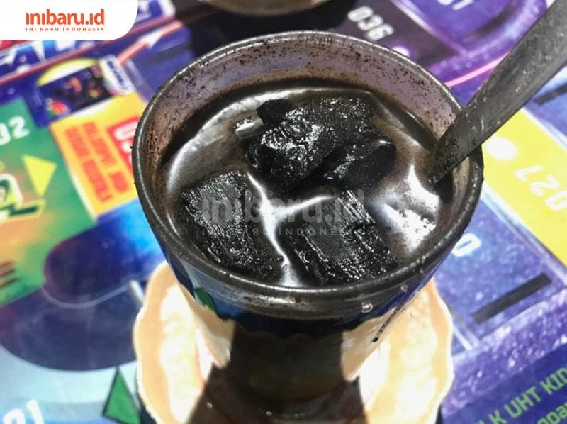 Bukan kopi biasa, ini kopi joss dari angkringan Lik Man. (Inibaru.id/ Inadha Rahma Nidya)<br>