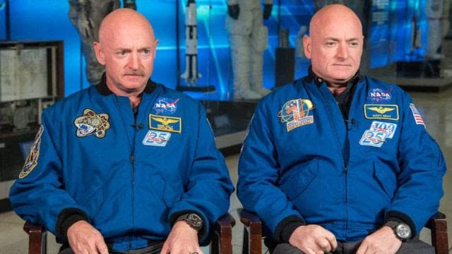 Scott Kelly dan saudara kembarnya Mark Kelly. (NASA)<br>