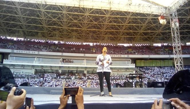 Puan saat mengikuti acara HUT PGRI. (Boombastis)