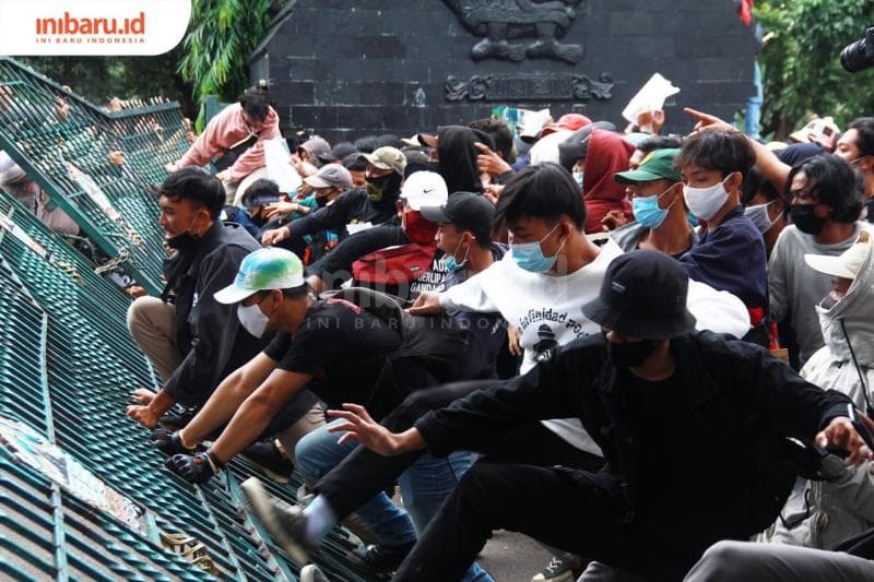 Pagar Gedung DPRD Jateng roboh kembali. (Inibaru.id/ Triawanda Tirta Aditya)<br>