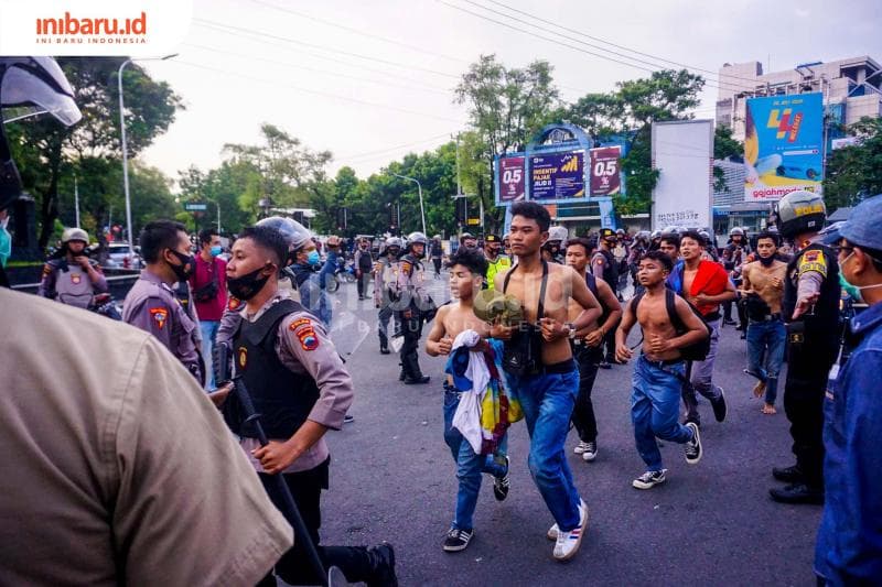 Digelandang oleh aparat keamanan. (Inibaru.id/ Audrian F)<br>