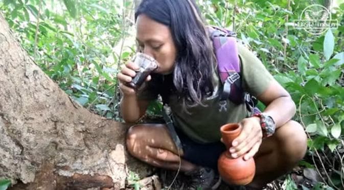 Dede juga minum kopi yang ada pada sesajen. (Youtube/Dede Inoen)