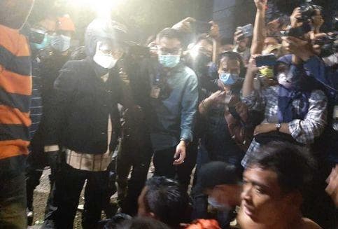 Risma kemudian ikut bersih-bersih jalan. (Kompas)