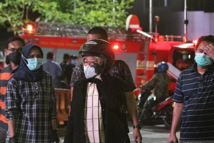 Risma (memakai helm) kecewa dengan perusak fasilitas publik. (Lingkarmadiun)