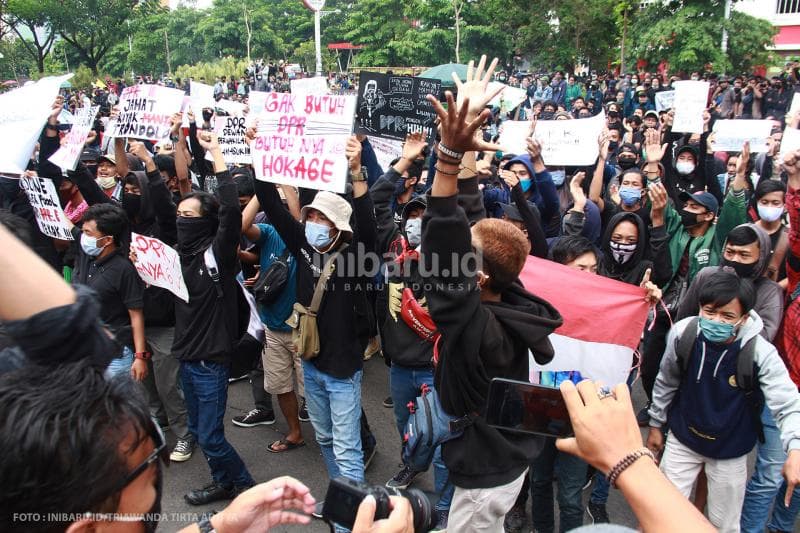 Dengan semangat berapi-api mereka membawa spanduk yang mengandung kata- kata nyeleneh<br>