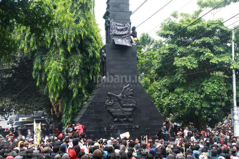 Ada yang nekat memanjat gapura untuk memasang spanduk<br>