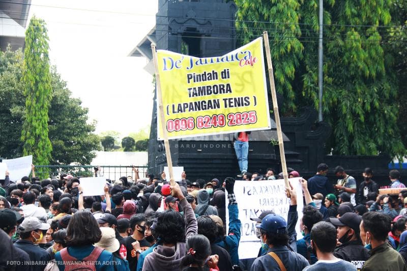 Woi, spanduk ini nggak nyambung banget!&nbsp;<br>