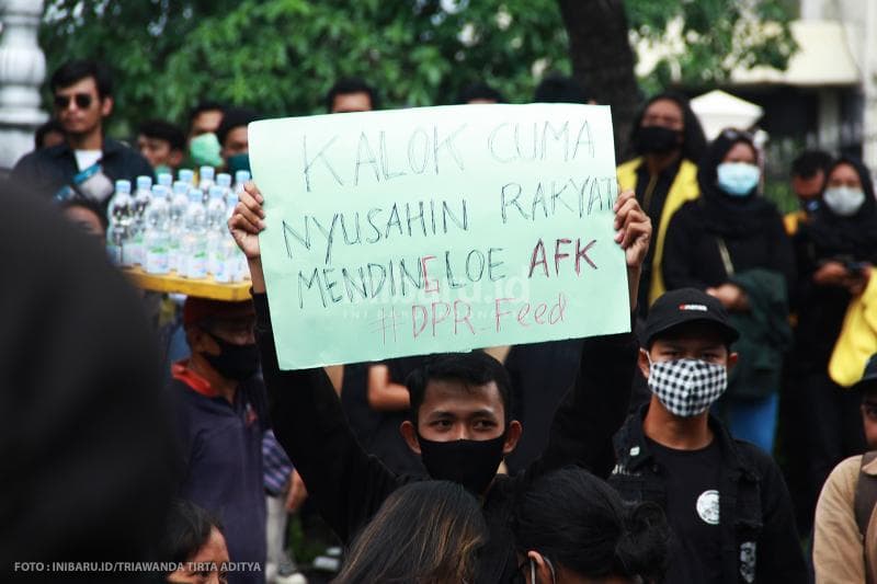 Ada spanduk yang menyindir dengan bahasa gamers.&nbsp;<br>