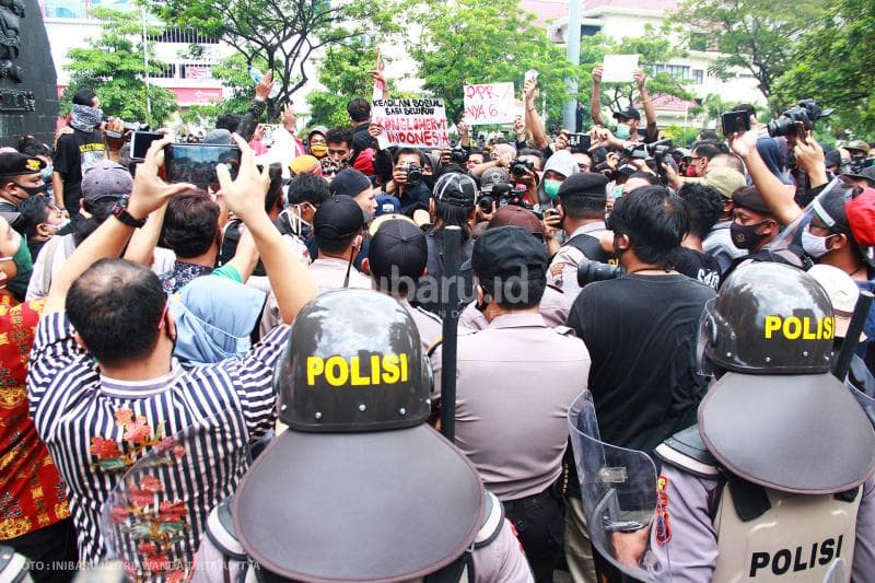 Para mahasiswa menyuarakan aspirasi mereka di depan aparat.&nbsp;<br>