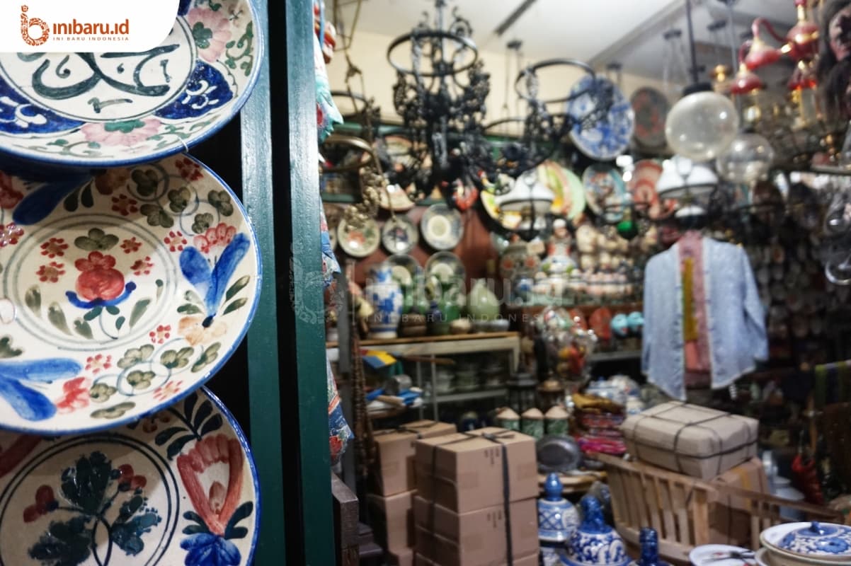 Koleksi barang antik yang dijual di Pasar Triwindu, Surakarta. (Inibaru.id/ Ida Fitriyah)