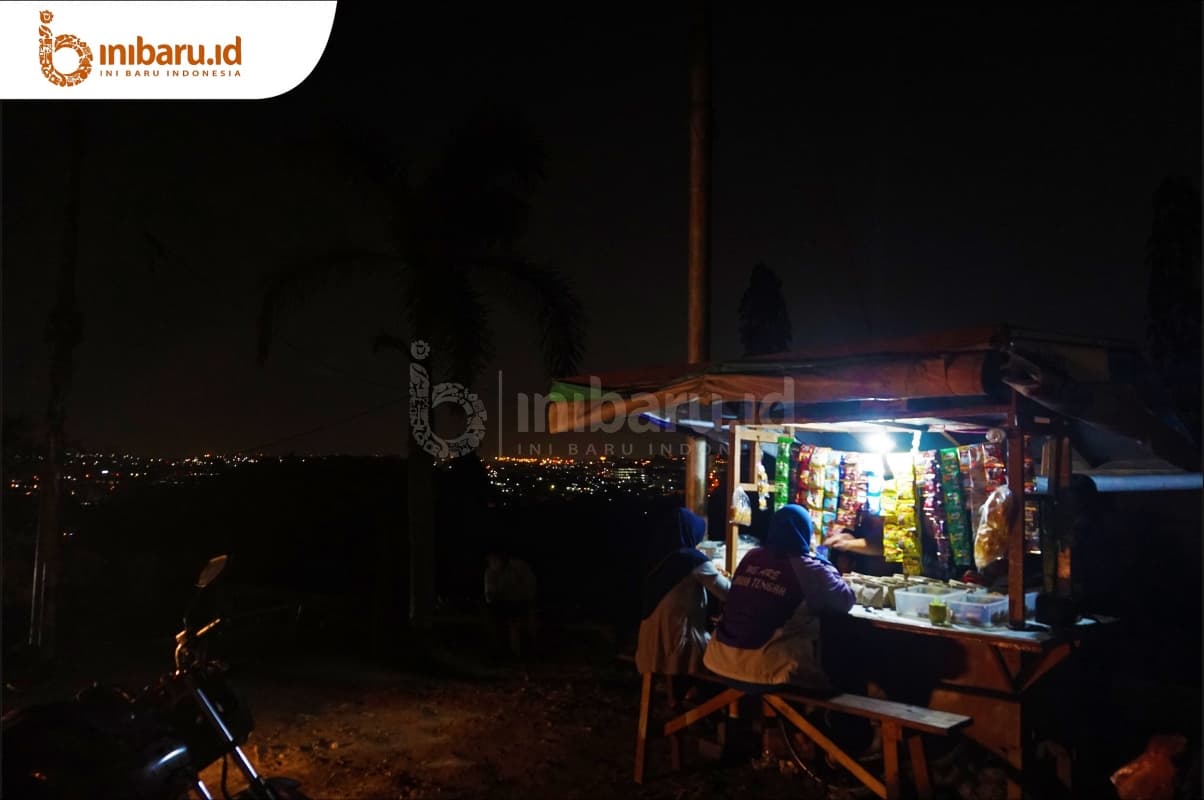 Angkringan Panorama dengan pemandangan Semarang di bawahnya. (Inibaru.id/ Ida Fitriyah)