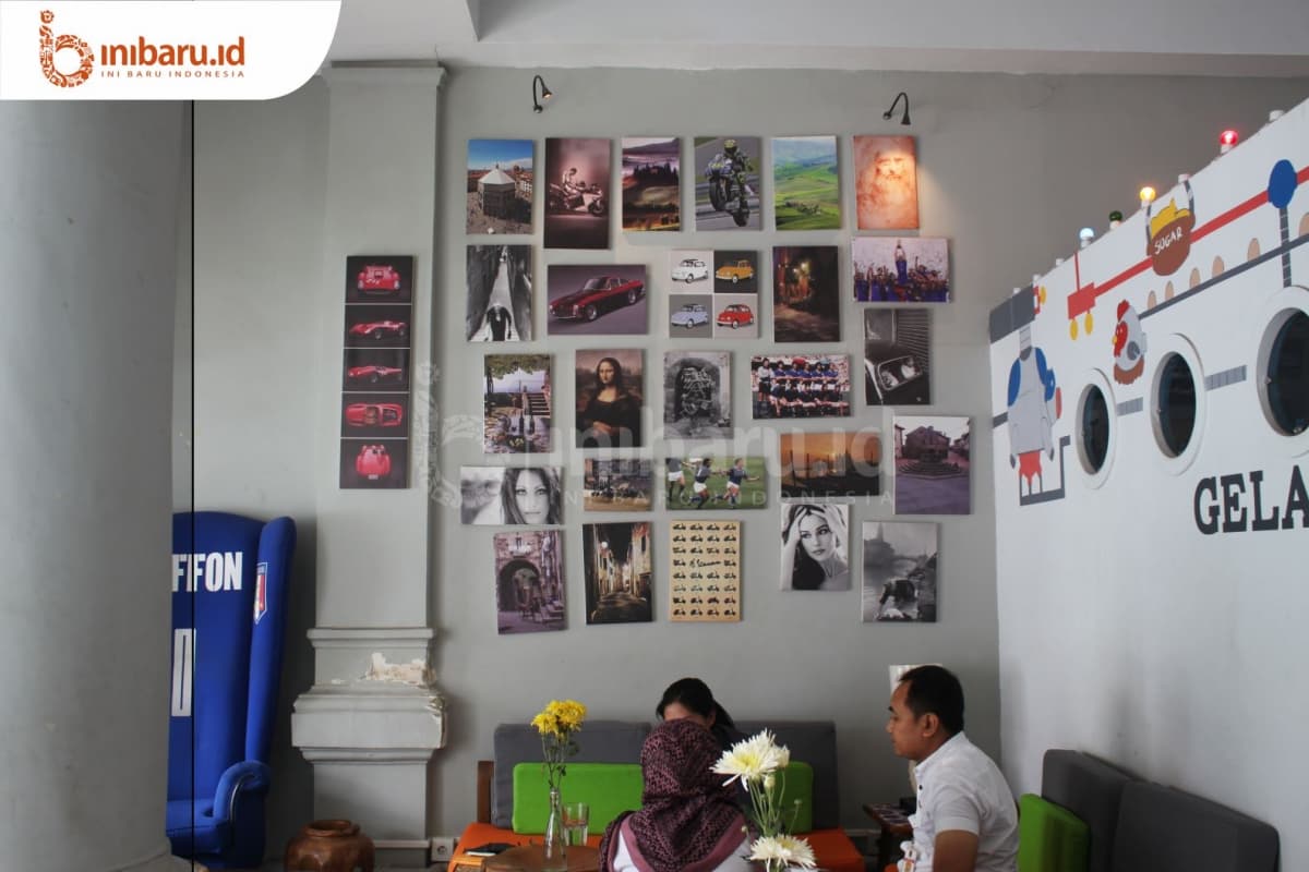 Para pengunjung Gelato Matteo sedang menikmati gelato. (Inibaru.id/ Ida Fitriyah)