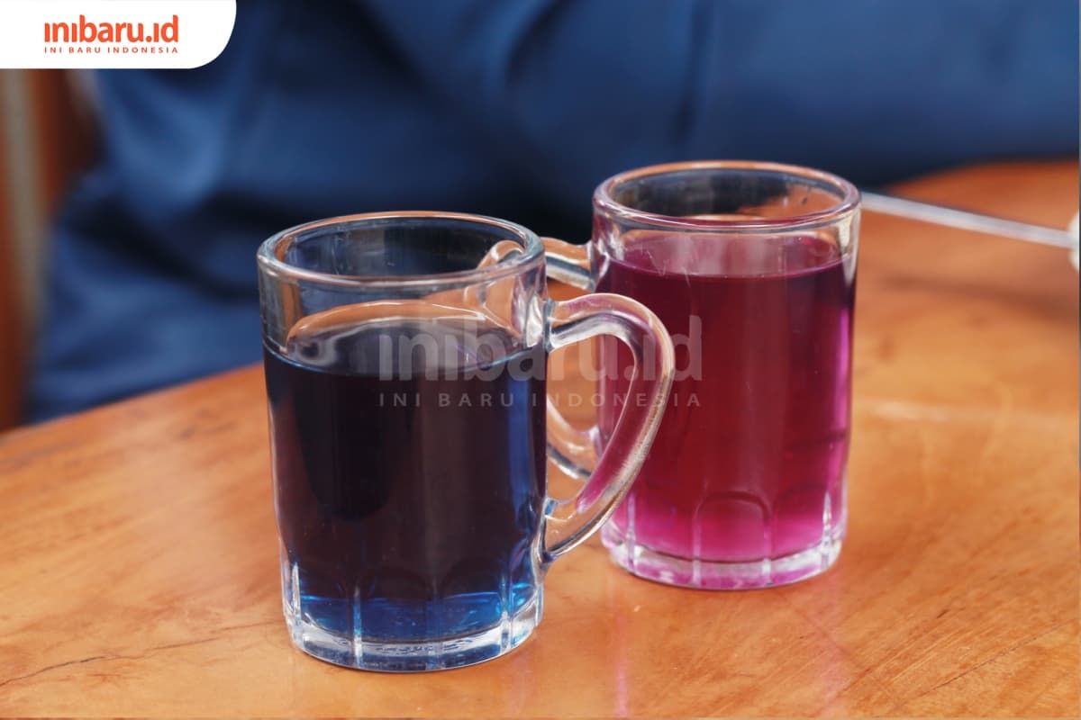 Teh telang saat belum berubah warna (biru) dan sesudah berubah warna (ungu). (Inibaru.id/ Annisa Dewi)