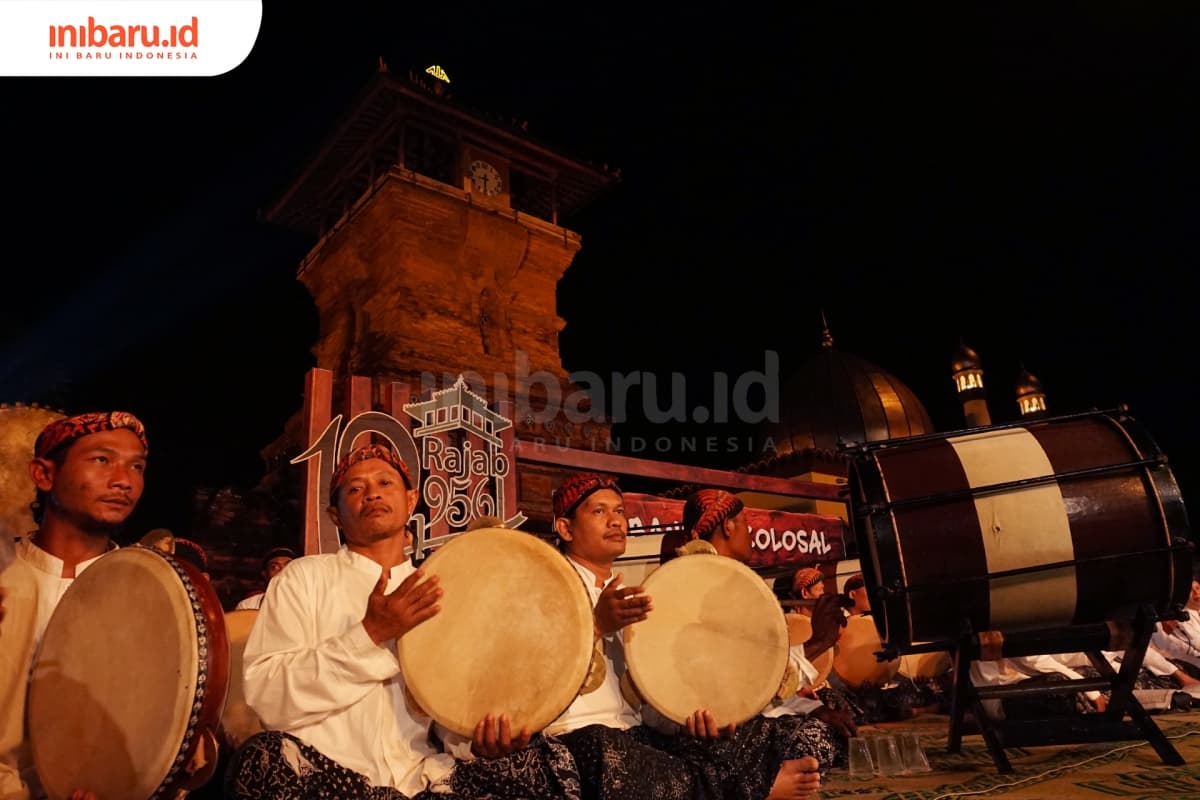 Penampilang penabuh terbangan dalam acara Terbang Kolosal dalam rangka Ta'sis Masjid Al-Aqsha Menara Kudus, Minggu (24/3/2019).