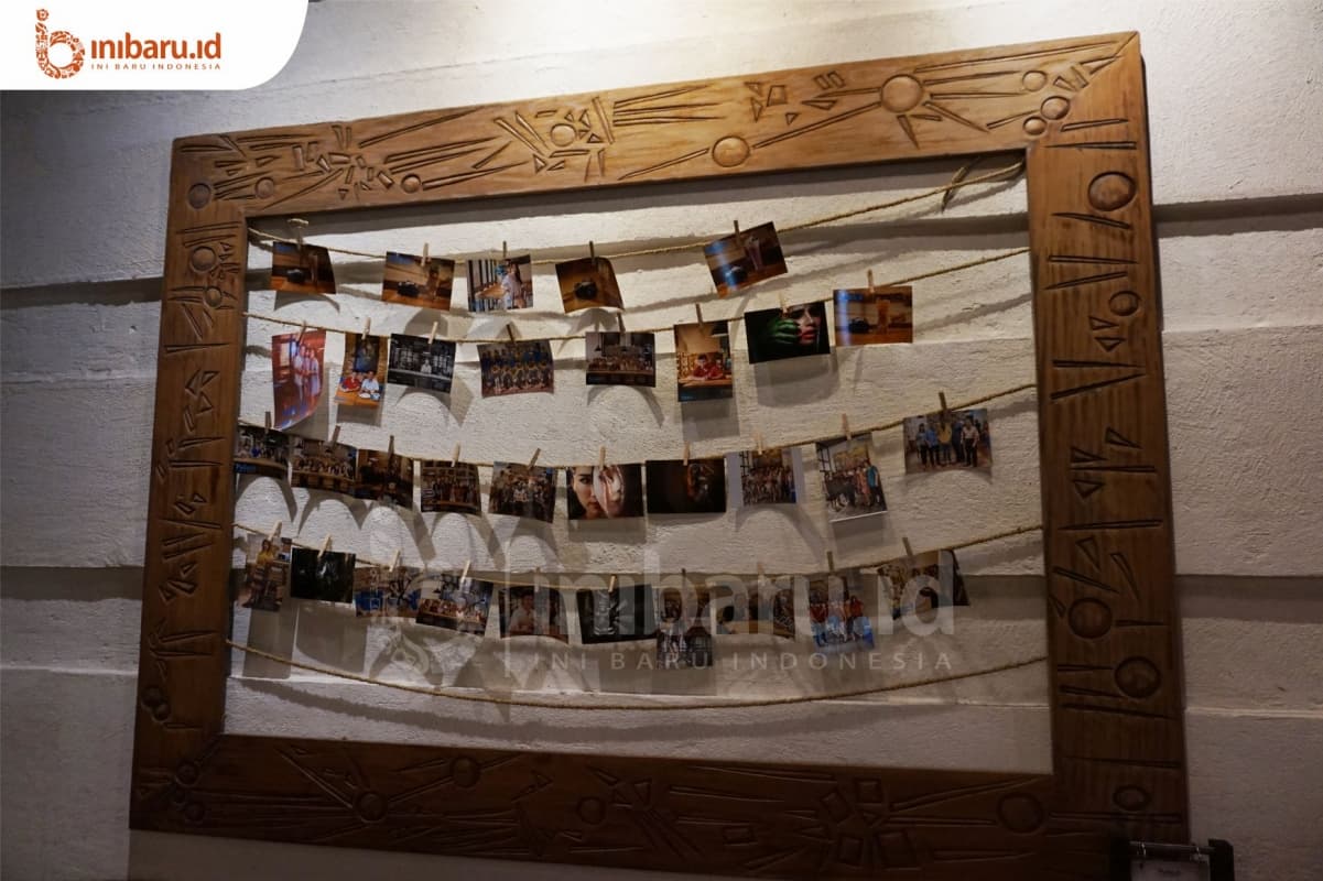 Beberapa foto pelanggan Pullen's Resto dipajang di bingkai tali. (Inibaru.id/ Ida Fitriyah)