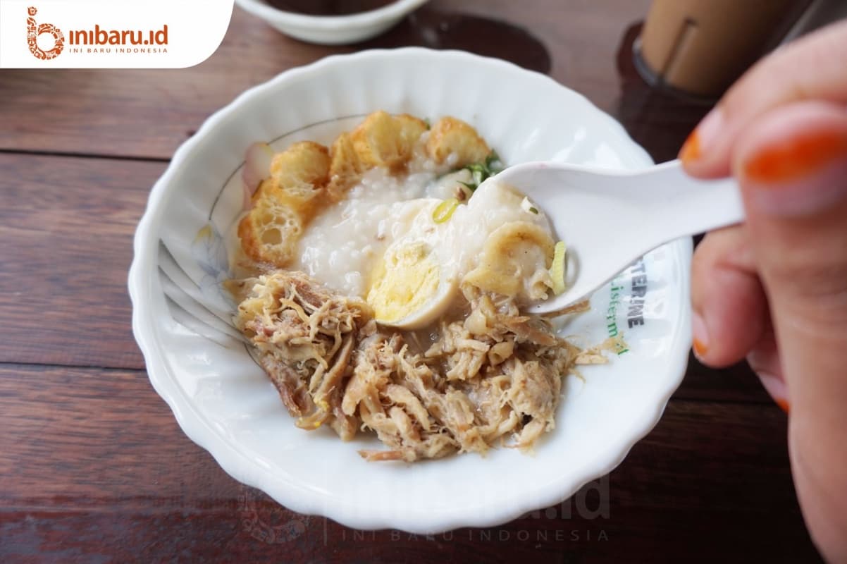 Perdebatan makan bubur diaduk atau nggak. (Inibaru.id/ Ida Fitriyah)