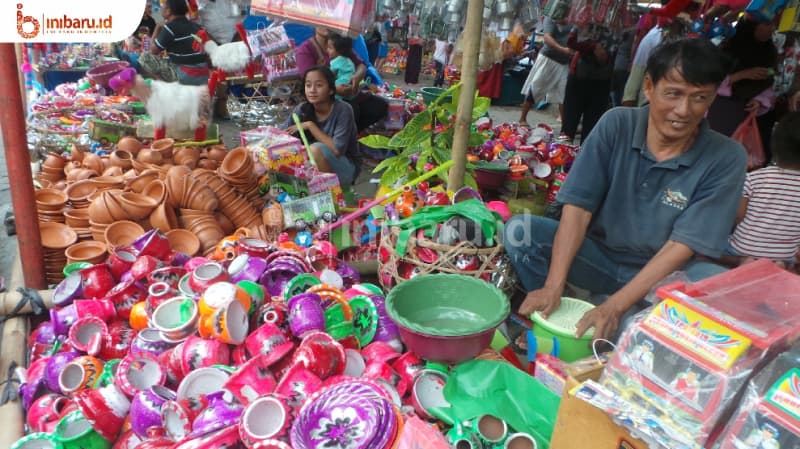 Pedagang di Pasar Malam Dugderan. (Inibaru.id/Faidah Umu)