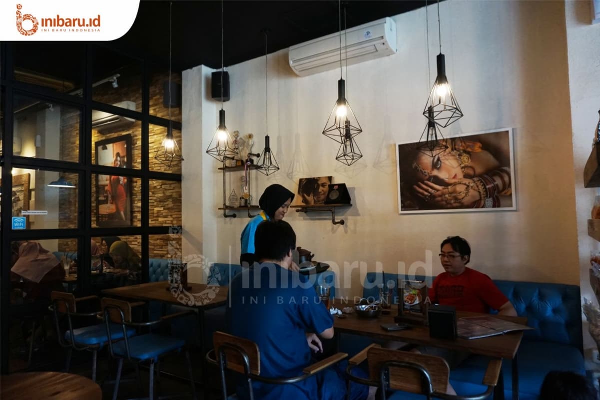 Suasana di dalam Pullen's Resto. (Inibaru.id/ Ida Fitriyah)