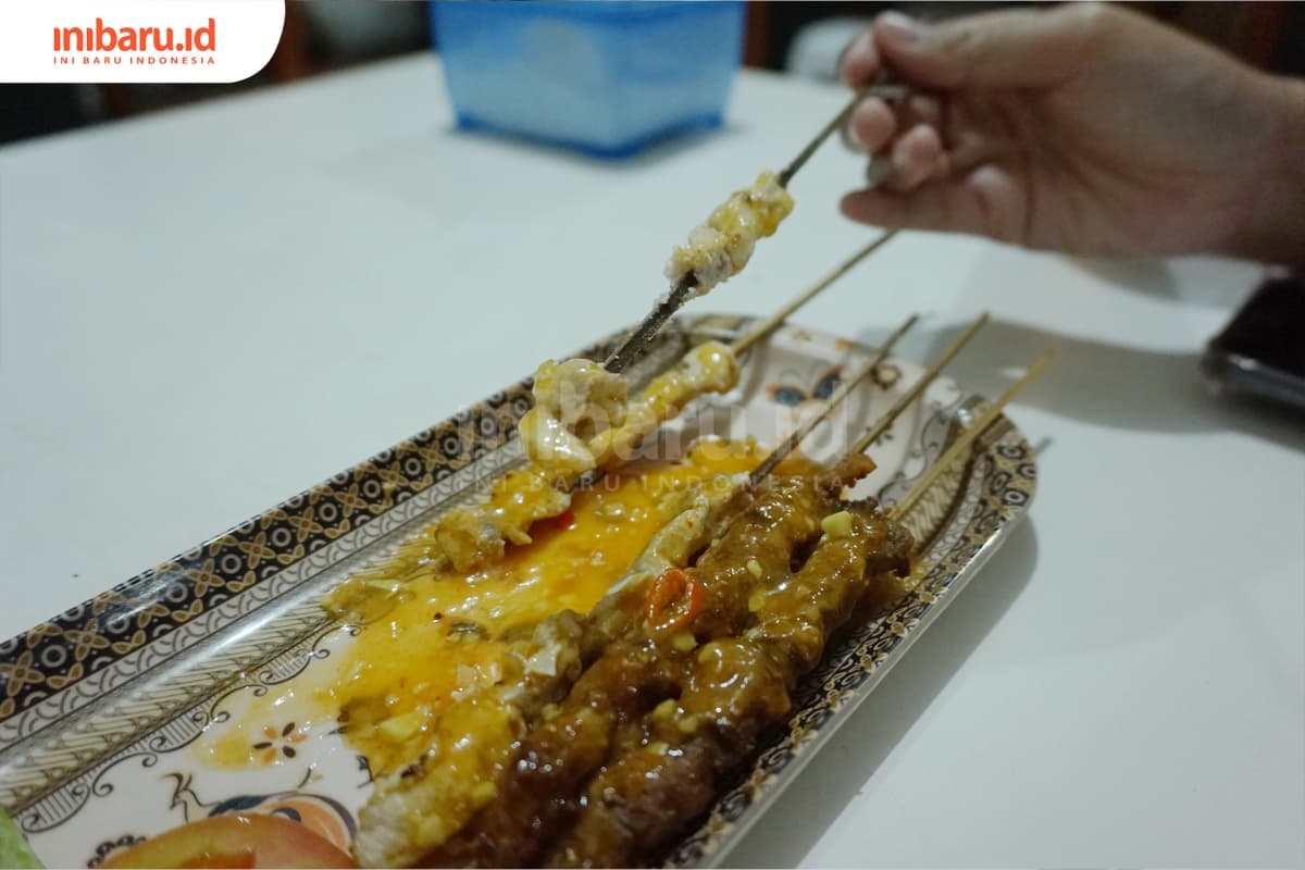 Satai dengan saus szechuan di Satenan Indonesia. (Inibaru.id/ Ida Fitriyah)