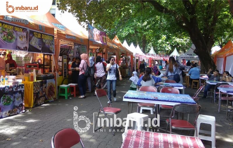 Aneka makanan dapat dijumpai di Festival Kuliner Semarang Brotherfood. (Inibaru.id/Artika Sari)