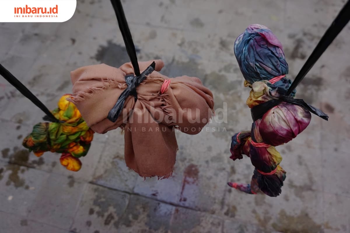 Kain yang sudah diikat dan dicelup ke pewarna pada acara workshop tie dye, Sabtu (23/02/2019) di Impala Space. (Inibaru.id/ Ida Fitriyah)